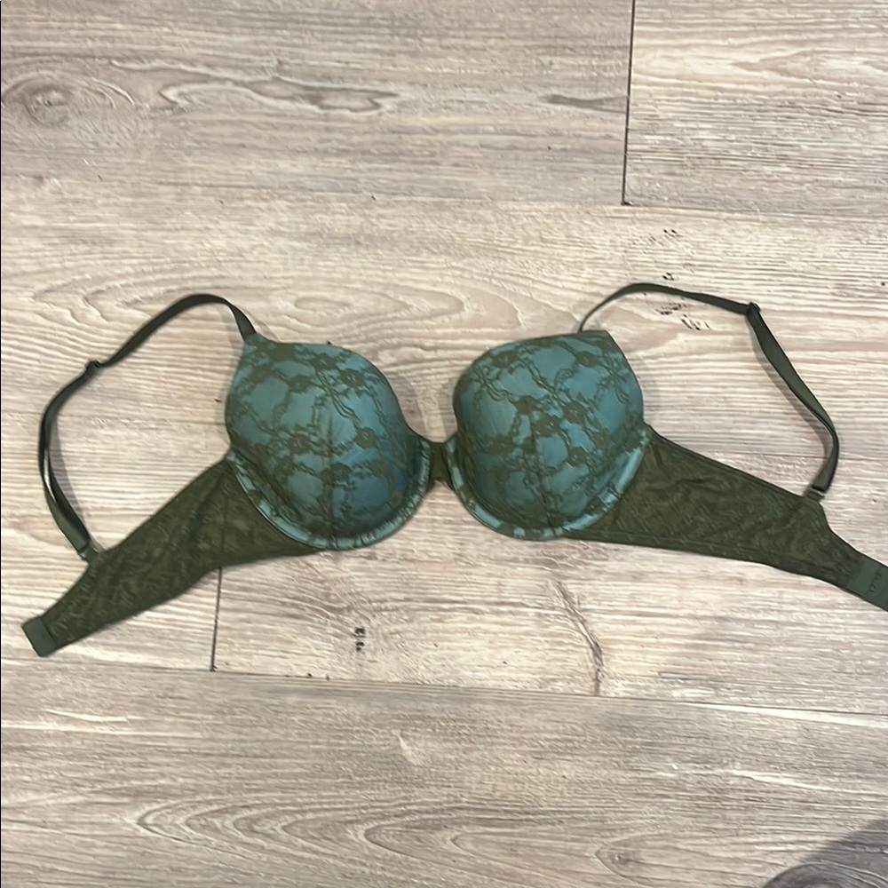 NEVER WORN Green Lace Victoria’s Secret Bra